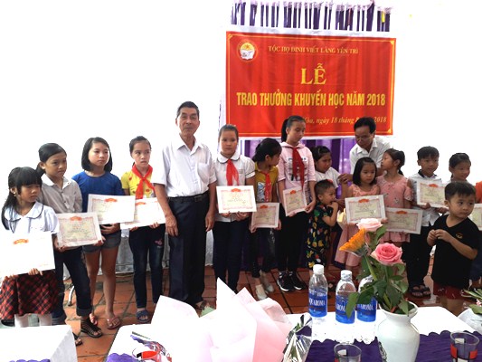 Tộc họ Đinh Viết (xã Hiệp Hòa) Trao thưởng quỹ khuyến học năm 2018
