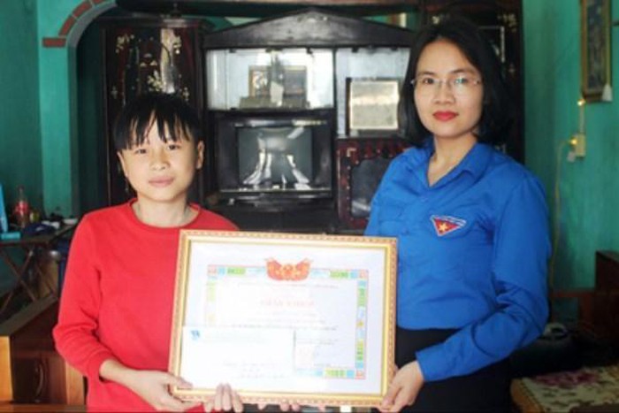 Nhặt được túi đồ trị giá 50 triệu, nam sinh lớp 8 trả lại người mất