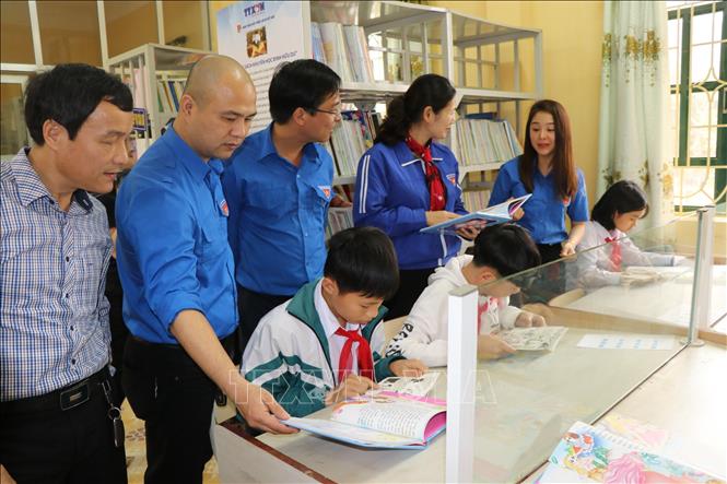 Trao tặng 'Tủ sách khuyến học Đinh Hữu Dư' cho xã vùng cao Yên Bái