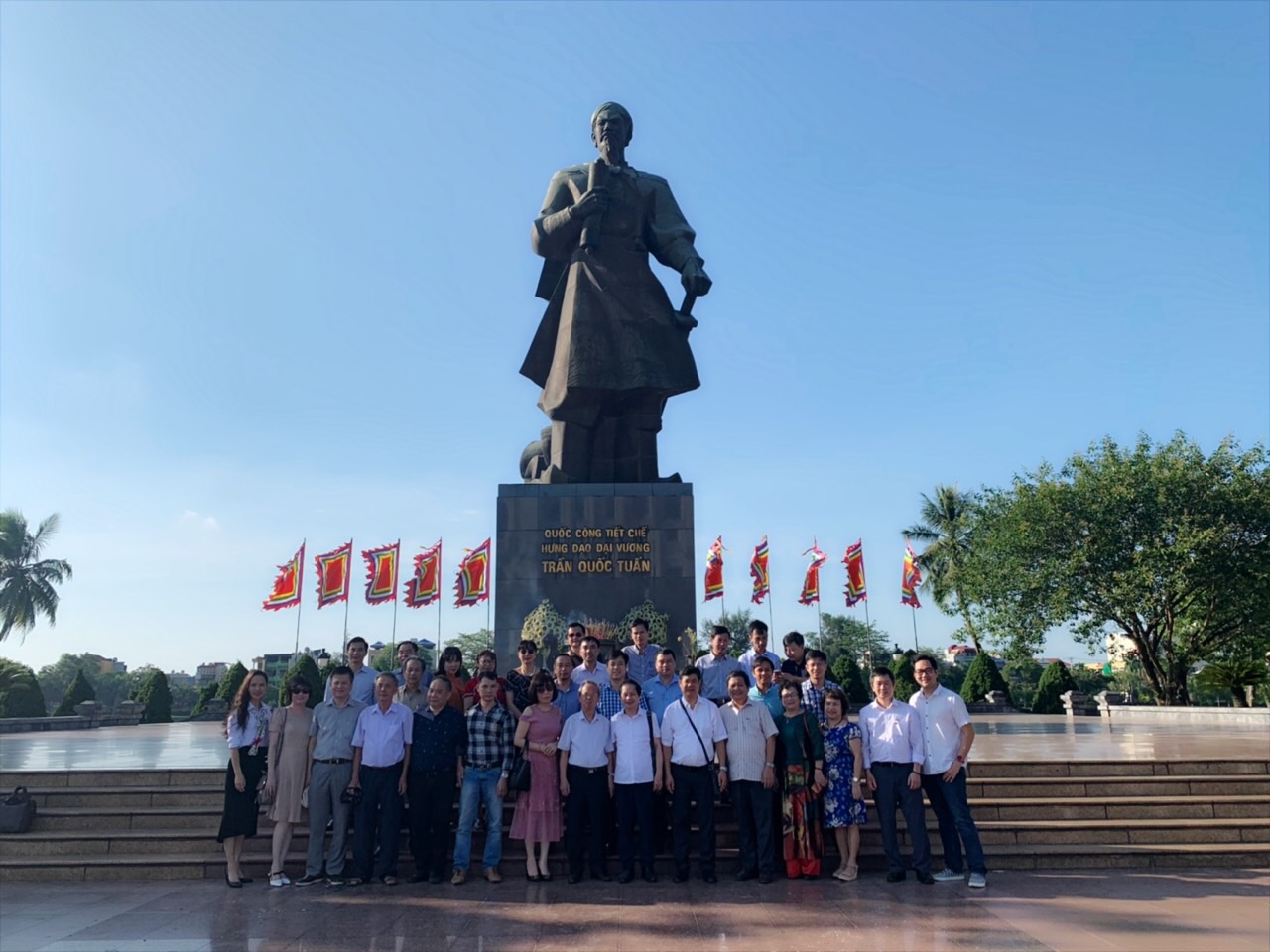 CÂU LẠC BỘ BÁC SĨ HỌ ĐINH VÀ NHỮNG NGƯỜI BẠN HÀNH HƯƠNG ĐỀN TRẦN VÀ THĂM VIẾNG LĂNG MỘ QUỐC MẪU ĐÀM THỊ TẠI NAM ĐỊNH