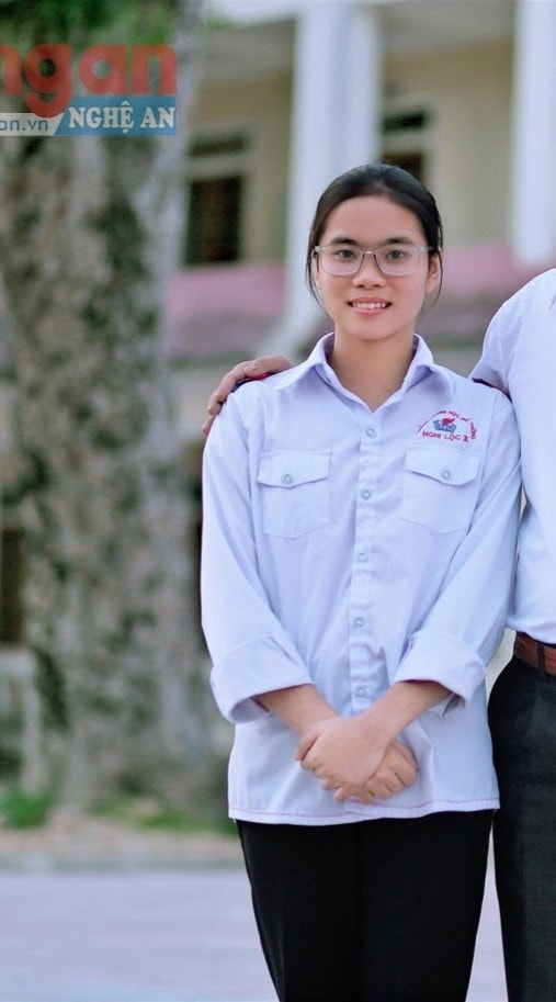 GƯƠNG NHÀ NGHEO VƯỢT KHÓ THỦ KHOA MÔN SINH  HỌC ĐINH THỊ HUYỀN