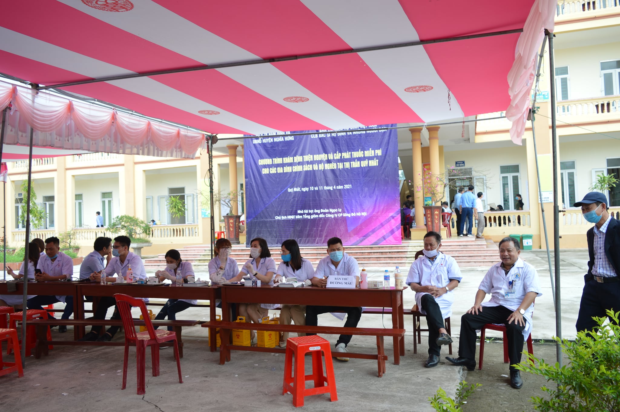 CLB bác sĩ và người bạn họ Đinh Việt Nam về tinh Nam Định khám chữa bệnh