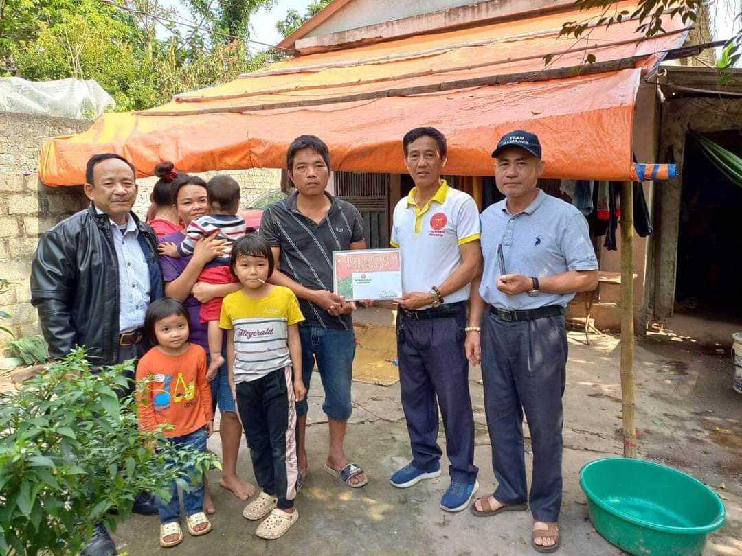 QUĨ THIỆN NGUYỆN BAN LL HỌ ĐINH HÀ NỘI & NHỮNG NGƯỜI BẠN TRAO QUÀ CHO GIA ĐÌNH CHÁU ĐINH LAN ANH XÓM 12 VẠN PHÚC- MỸ ĐỨC HÀ NỘI