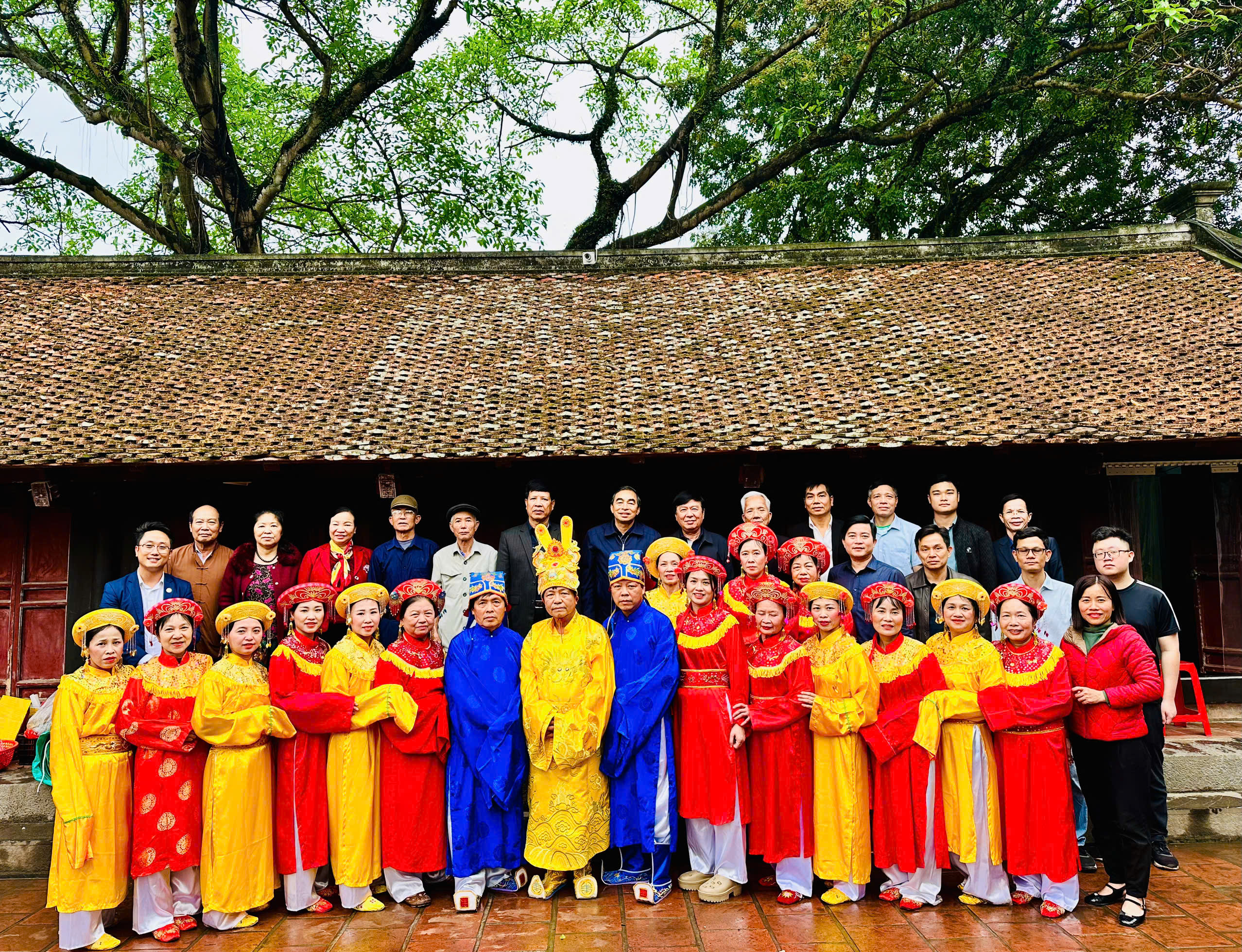 BAN LIÊN LẠC HỌ ĐINH NINH BÌNH TỔ CHỨC LỄ DÂNG HƯƠNG TƯỞNG NIỆM VUA ĐINH TIÊN HOÀNG TẠI LỄ HỘI HOA LƯ 2025
