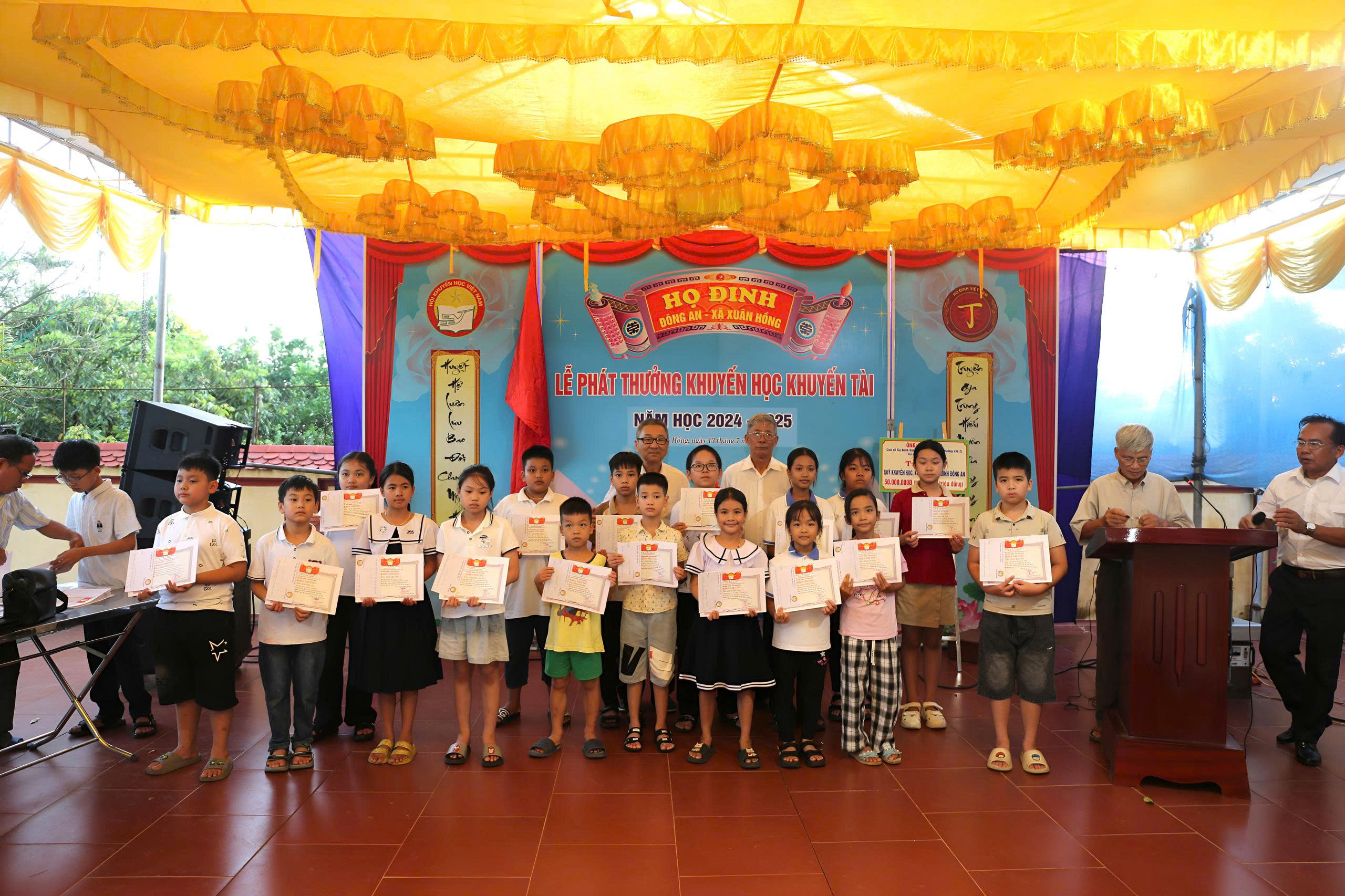 HỘI ĐỒNG GIA TỘC ĐINH ĐÔNG AN TỔ CHỨC LỄ PHÁT THƯỞNG KHUYẾN HỌC KHUYẾN TÀI