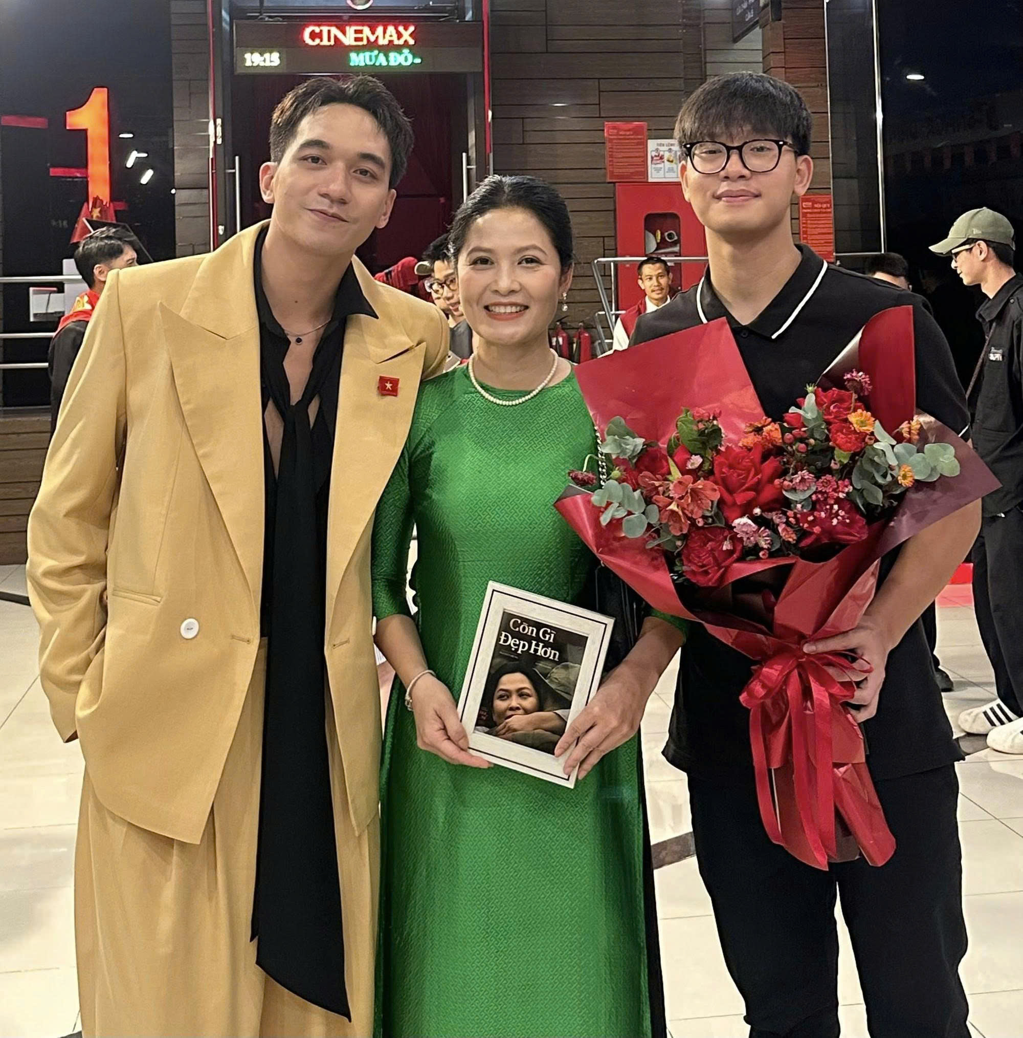 Đinh Thúy Hà: Đóng "Mưa đỏ" doanh thu hơn 650 tỷ đồng, U50 là mẹ đơn thân