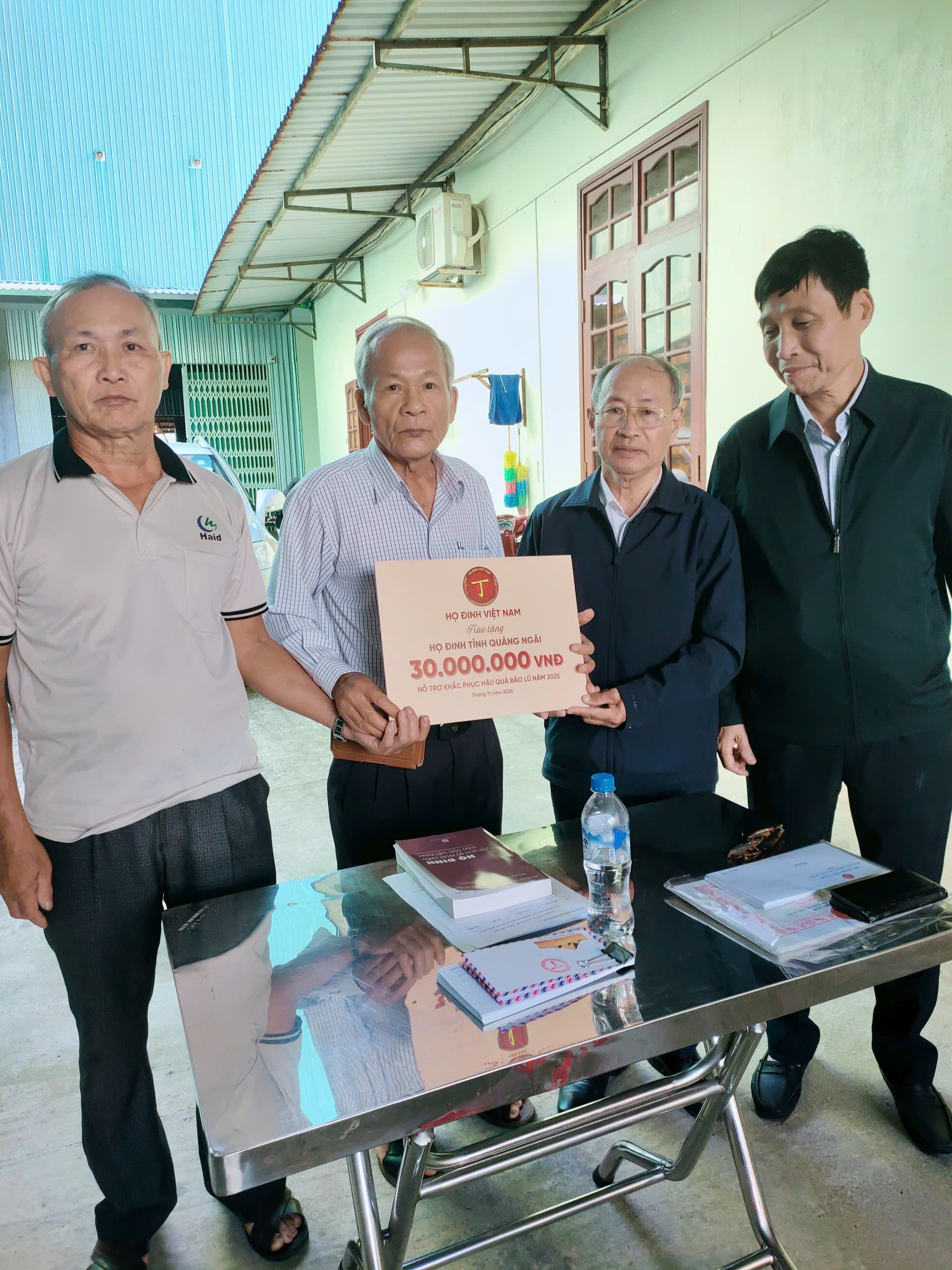 BAN LIÊN LẠC HỌ ĐINH VIỆT NAM TỔ CHỨC TRAO QUÀ HỖ TRỢ ĐỒNG BÀO HỌ ĐINH QUẢNG NGÃI BỊ THIỆT HẠI DO BÃO LŨ GÂY RA.