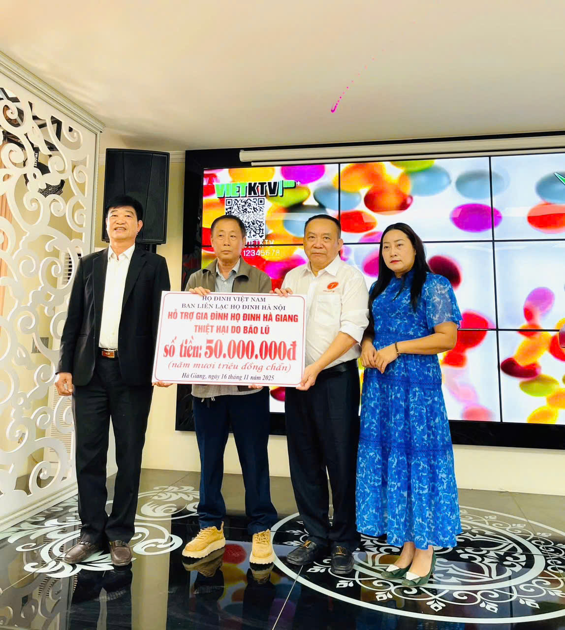 TRAO QUÀ HỖ TRỢ CÁC GIA ĐINH HỌ ĐINH HÀ GIANG KHẮC PHỤC HẬU QUẢ BỊ THIỆT HẠI DO BAÕ LŨ GÂY RA