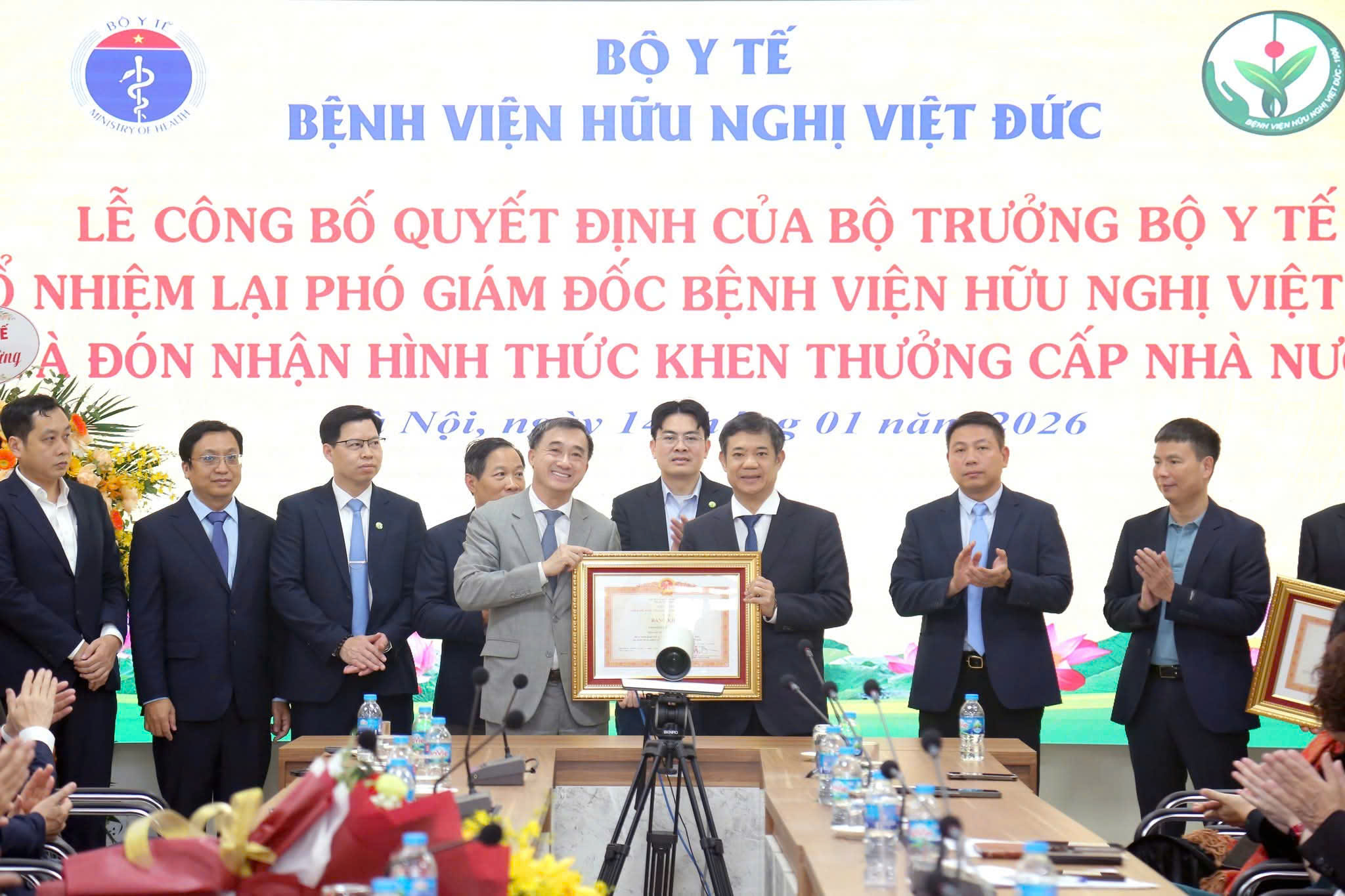Bệnh viện Hữu nghị Việt Đức công bố quyết định bổ nhiệm lại Phó Giám đốc và đón nhận Bằng khen của Thủ tướng Chính phủ