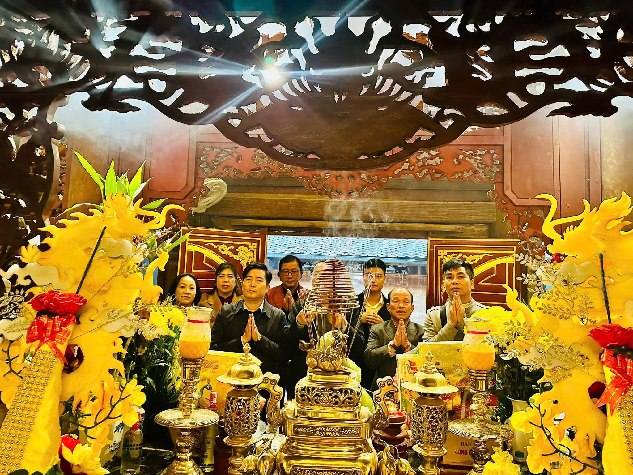 HỌ ĐINH VIỆT NAM DÂNG HƯƠNG, TẠ ƠN TẠI LĂNG PHÁT TÍCH, ĐỀN THỜ ĐỨC VUA ĐINH TIÊN HOÀNG ĐẾ VÀ THĂM NHÀ THỜ HỌ ĐINH VIỆT NAM