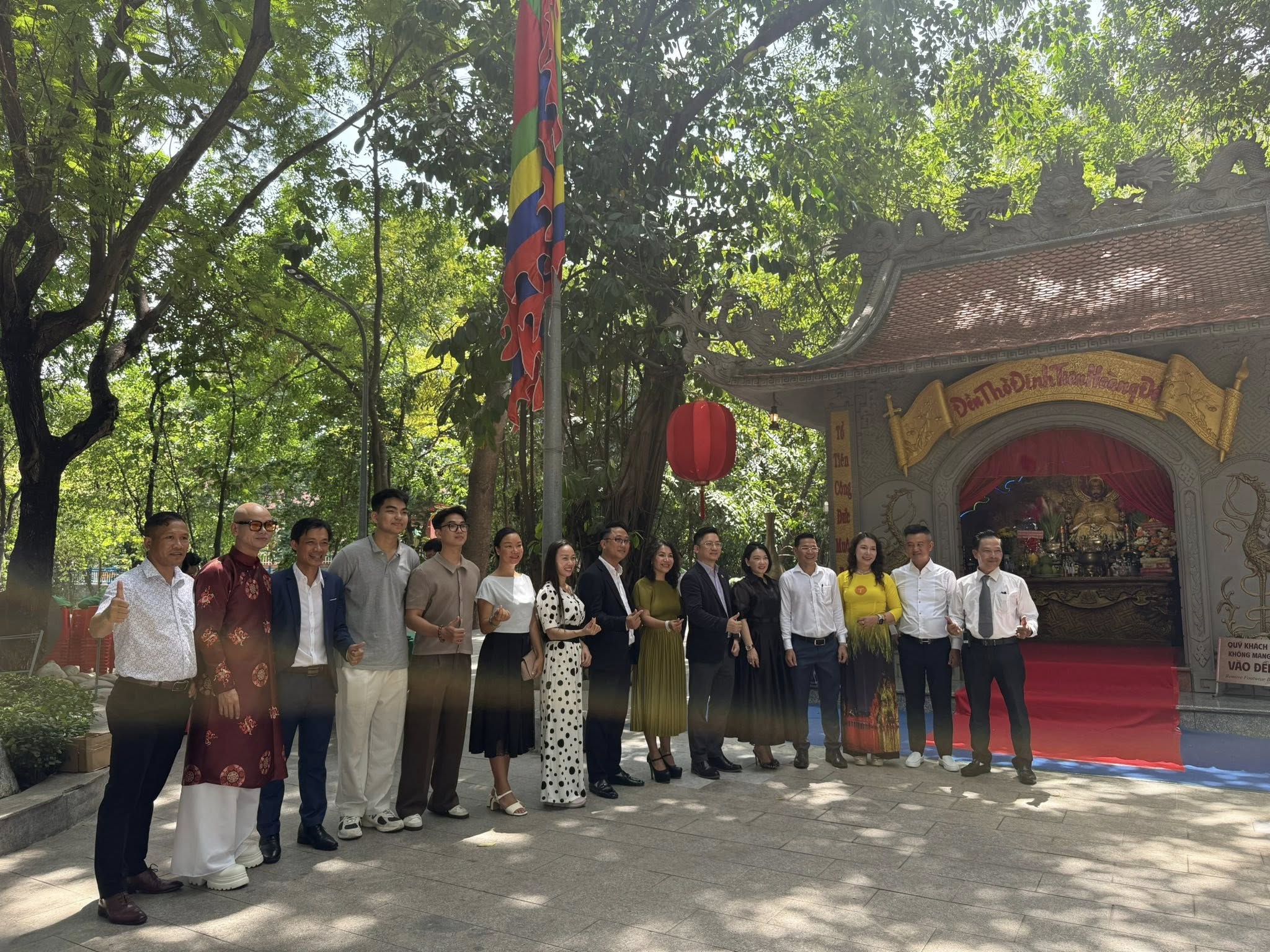 CÂU LẠC BỘ DOANH NHÂN HỌ ĐINH VIỆT NAM VÀ CLB GOLF HỌ ĐINH VN TẠI THÀNH PHỐ HỒ CHÍ MINH TỔ CHỨC DÂNG HƯƠNGTẠI ĐỀN THỜ VUA ĐINH TẠI CÔNG VIÊN SUỐI TIÊN.